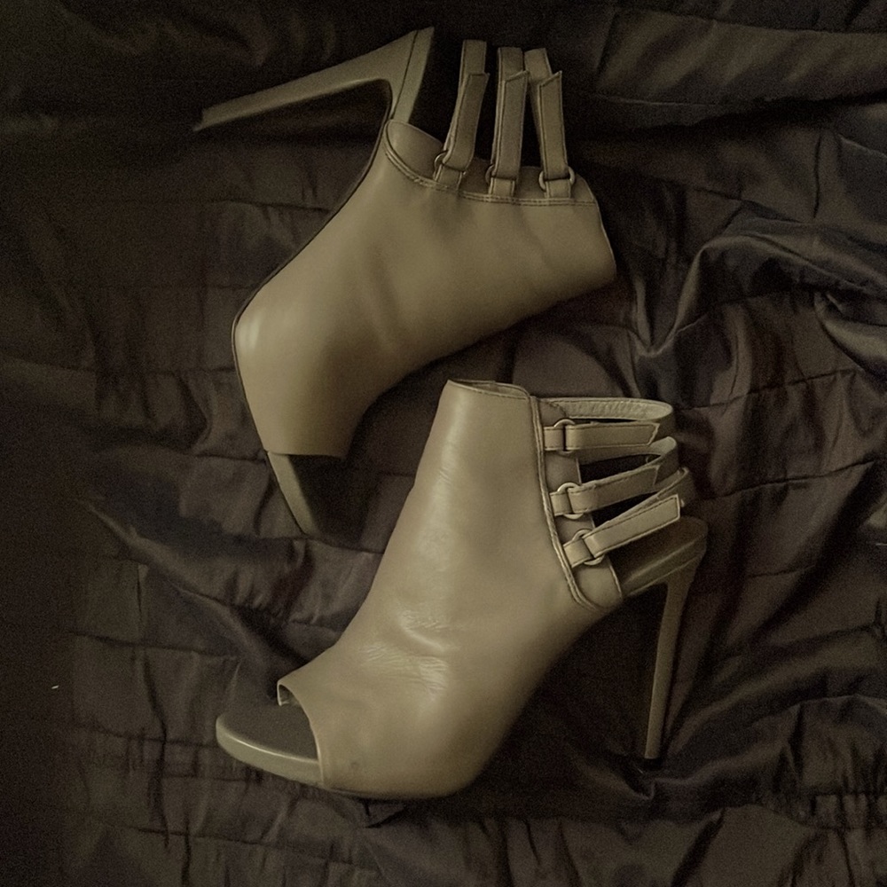 VINCE CAMUTO taupe heels, soft genuine leather
